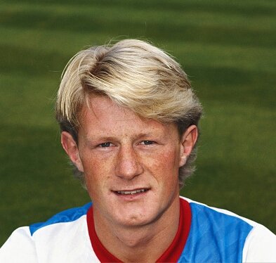 Happy 50th birthday to a great defender: Colin Hendry. 