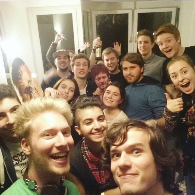 PfogelPflug's tweet photo. In der #TuberWG gehts richtig ab! https://t.co/YL9aCMuDyI