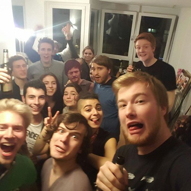 PfogelPflug's tweet photo. In der #TuberWG gehts richtig ab! https://t.co/YL9aCMuDyI