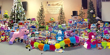 LLHTulsa's tweet photo. Tulsa Vette Set has done it again! This org. just donated hundreds of Christmas gifts for our #llhtulsa kids! https://t.co/01R1prni5u