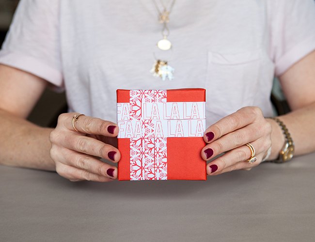 beinspiredpr's tweet photo. This wrapping paper from @lupaandpepi is so cute!! Love how she used it as ribbon too! https://t.co/2biCIAo7F1 https://t.co/KdELrKzD1Z