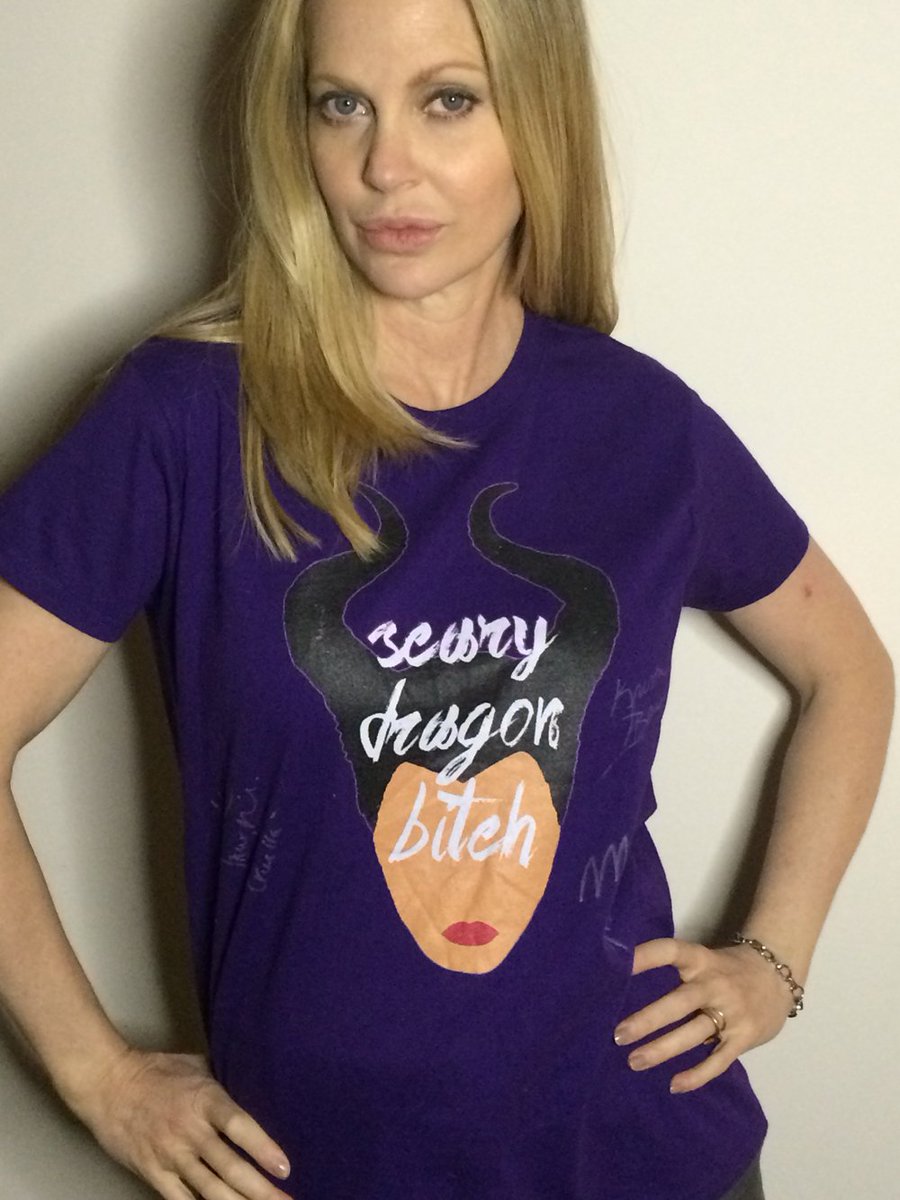 OUAT TShirt signed by 3 Queens of Darkness. @BauerVanstraten @VictoriaSmurfit @RealMerrinD ebay.to/1m6Zn7b