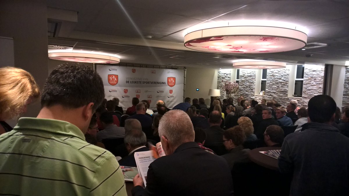 We zijn begonnen! De zaal barst uit z'n voegen, leuk! :-)