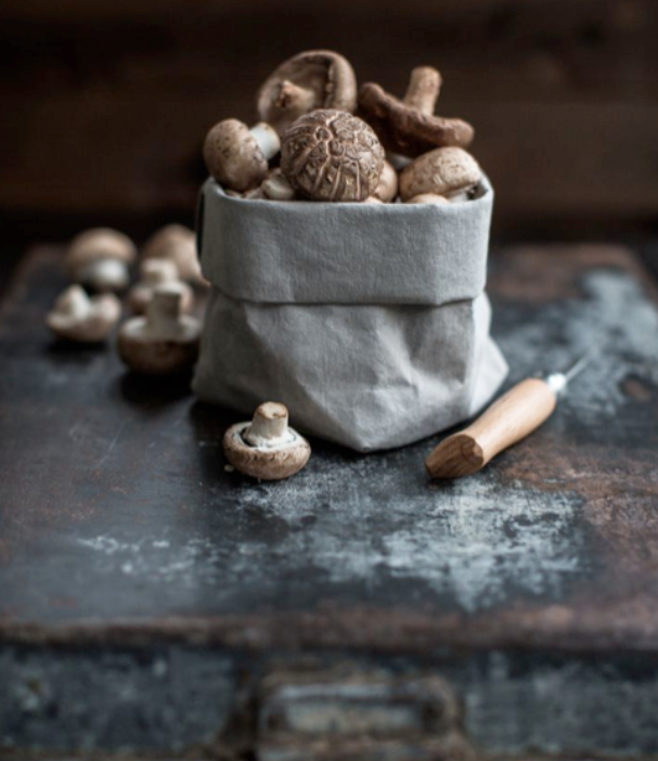 In #brunoise gesneden gestoofde #champignons zijn heerlijk op een #hamburger!