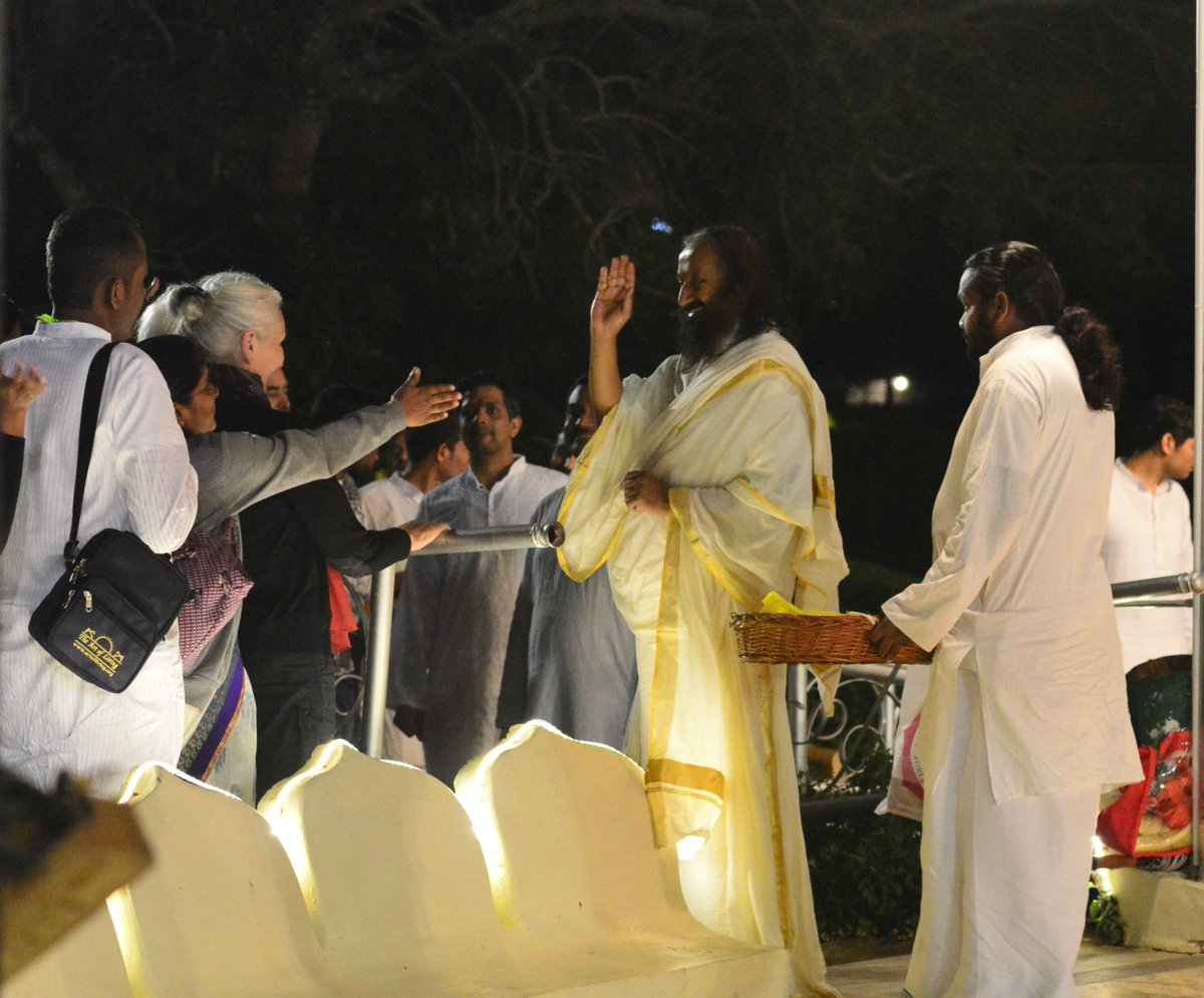 ArtofLivingIC's tweet photo. You should be in such a state of mind that nobody is able to rob you of your smile. - @SriSri in #satsang today https://t.co/pi1cp4tEq2