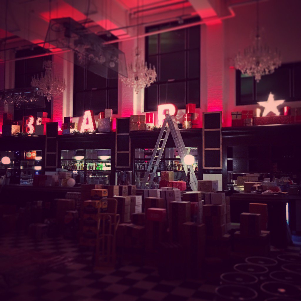 ChristmasVenue's tweet photo. We have a 40ft bar inside the venue stocked full of #cocktails, beers, wines, champagne and of course mulled wine! https://t.co/8XVKHfcPLw