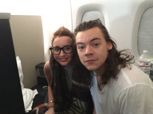 1DFamParadise's tweet photo. She got to sit beside Harry for 10 freaking hours she literally won at life

#MTVStars One Direction https://t.co/plZeepKxN7