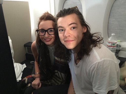 1DFamParadise's tweet photo. She got to sit beside Harry for 10 freaking hours she literally won at life

#MTVStars One Direction https://t.co/plZeepKxN7