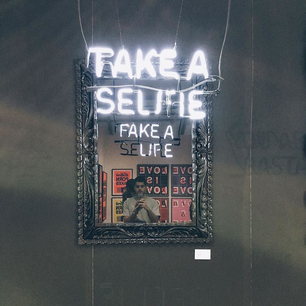 MikeyDeleasa's tweet photo. Live life through your phone https://t.co/zavX5mf701