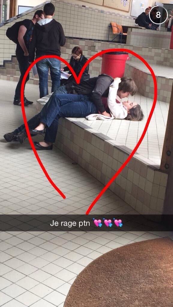 Lesexiezvxus's tweet photo. J'arrive pas à déterminer ce qui me gêne le plus : la position, les ballerines, le pantalon ou qu'elle rage sur ça https://t.co/4rvSaT3g6E