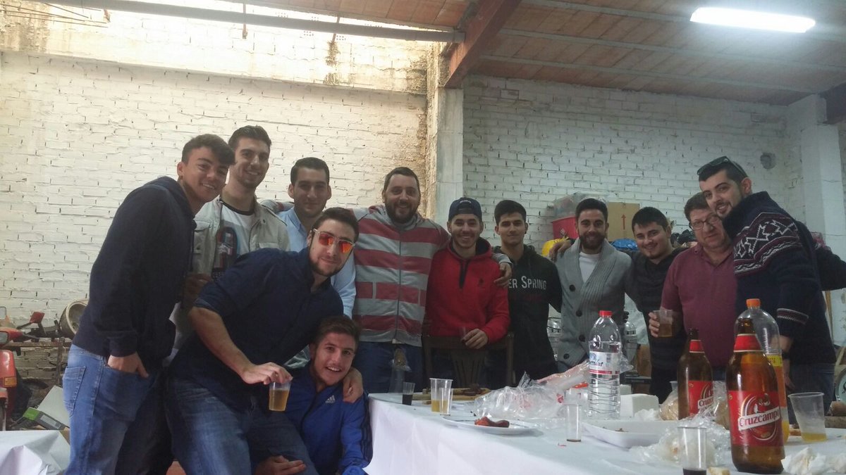 ComparsaCoronil's tweet photo. Una fotito de esta tarde, donde nos hemos desplazado a Montellano a ensayar y luego Berdún nos ha tratado como reyes https://t.co/SLA8kJOGx7