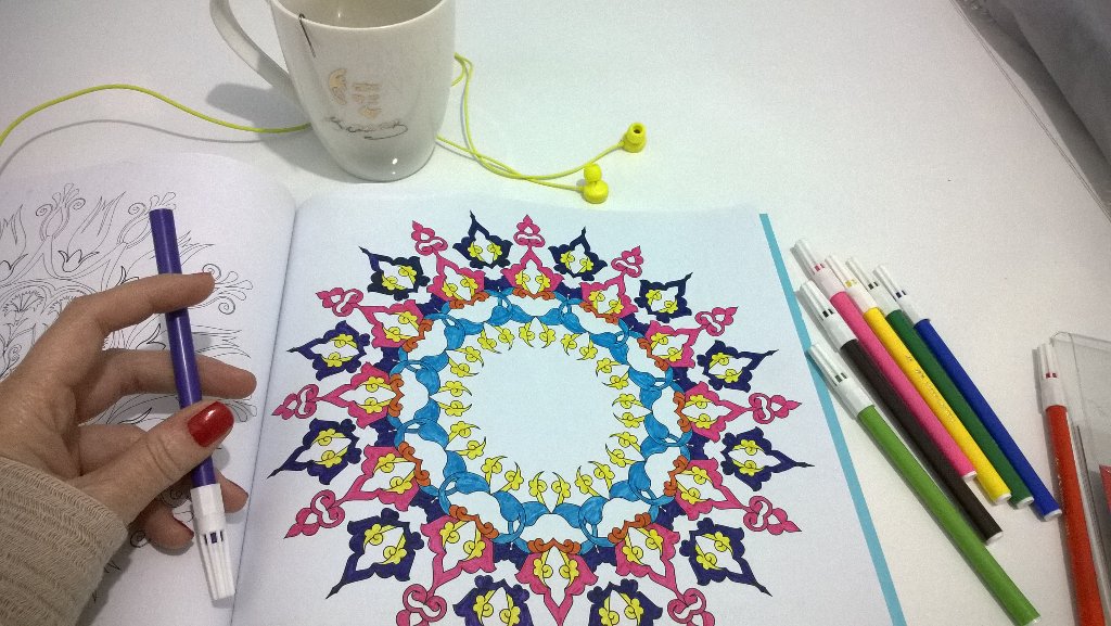 Nilbozac's tweet image. Azıcık huzur... #Boyama zamanı #Benimrenklerim #yeşilçay &amp;amp; 🎶🎶