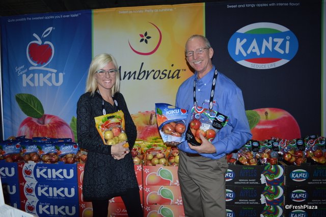 @cmigrowers showing Ambrosia and Kiku pouch bags of apples at <a href="/NYProduceShow/">NY Produce Show</a> More at freshplaza.com/article/150185…