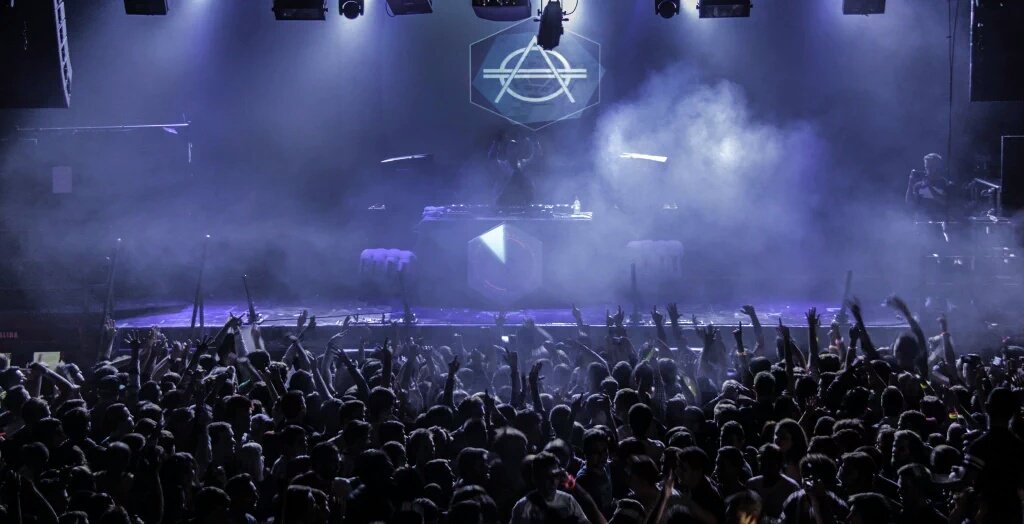 BlerdHipHop's tweet photo. ¡@DonDiablo vuelve a "calentar" @BullshitBilbao!

https://t.co/98ouGXKzEa https://t.co/53ARWdkfJ6