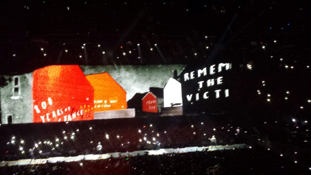 _AnthonyLucas_'s tweet photo. #Rememberthevictims sur l'écran pendant Sunday Bloody Sunday #U2 #Bercy (photo @Iovene pour #AFP) https://t.co/3rM7e2HwCS