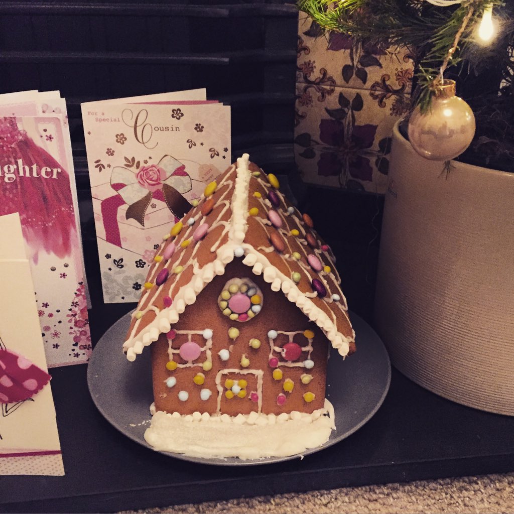 Emilyjox's tweet photo. Its the most wonderful timeee of the yeaarrrr #imadeagingerbreadhouse https://t.co/2o6swXozv3