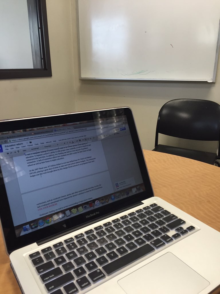 mmoyle94's tweet photo. Getting some group work done in the library today. #lastweekofschool #skylinejour https://t.co/65SgbzO7Qz