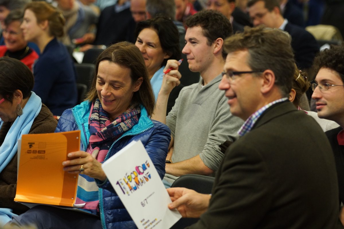 ecohum's tweet photo. De belles rencontres, du fond & de la convivialité... c'était il y a 1 an! avc @Thierry_LEMOINE Assises #ecologieHum https://t.co/6PUcfrlomW