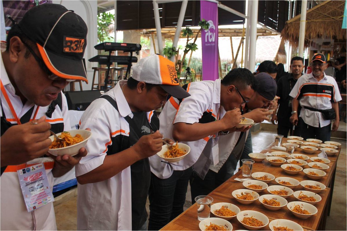 ertigamania's tweet photo. Lomba Makan Mie Aceh di Eat Republik Food Resto,2nd Anniversary @ertigamania 29/11/2015.@acckreditmobil https://t.co/nfm7VfKpmX