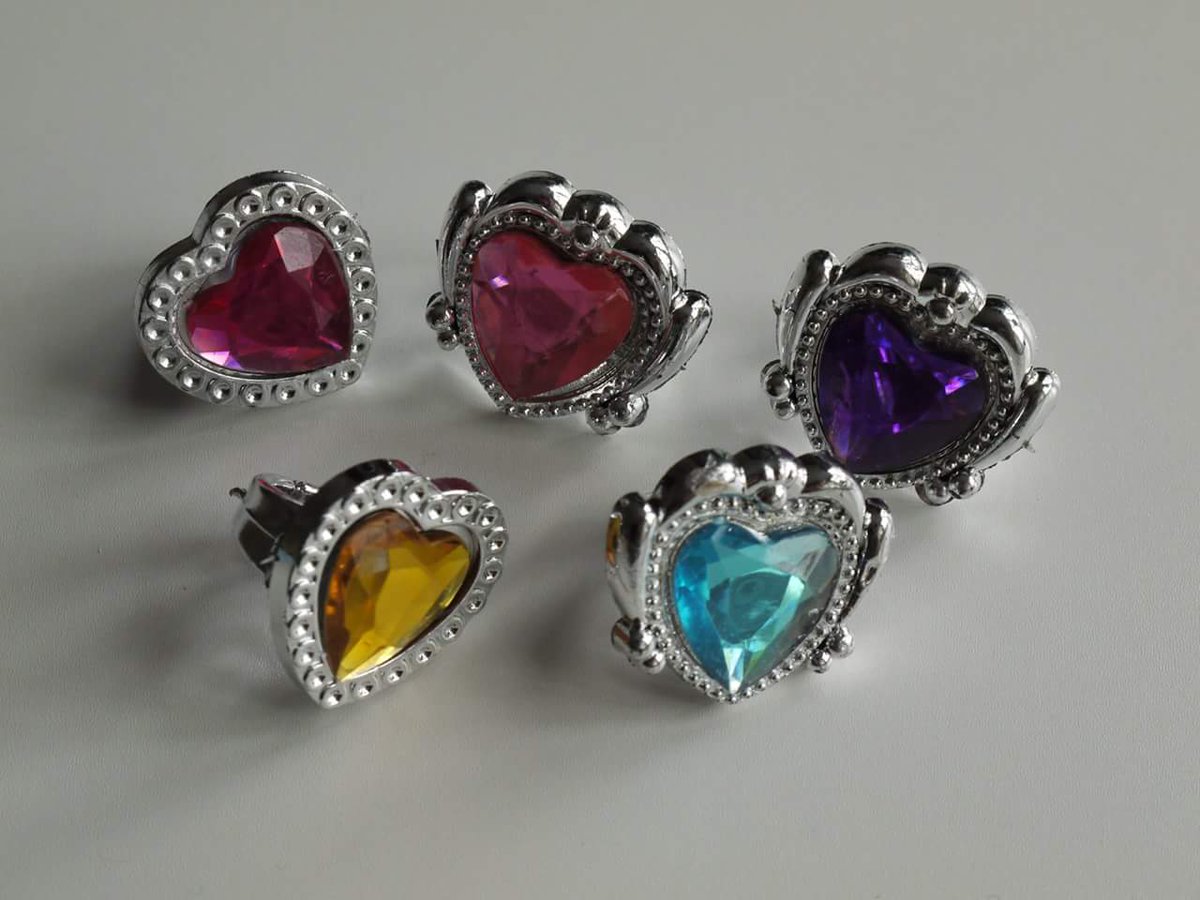 18 days 'till Christmas
And my true love sent to me
A shiny princess ring
And Fab Party Bag treats beneath the tree!