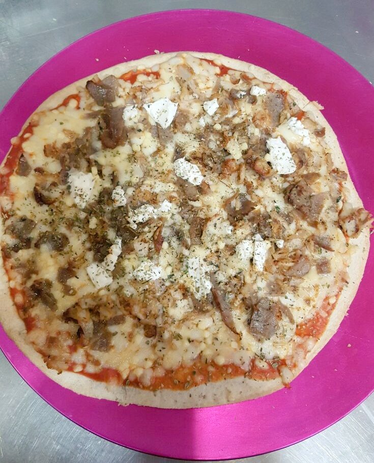 BamiKebab's tweet photo. Fina masa casera, base de tomate, queso fundido, carne de kebab a elegir. Un sabor que te va a sorprender! https://t.co/OMGAifDmK0