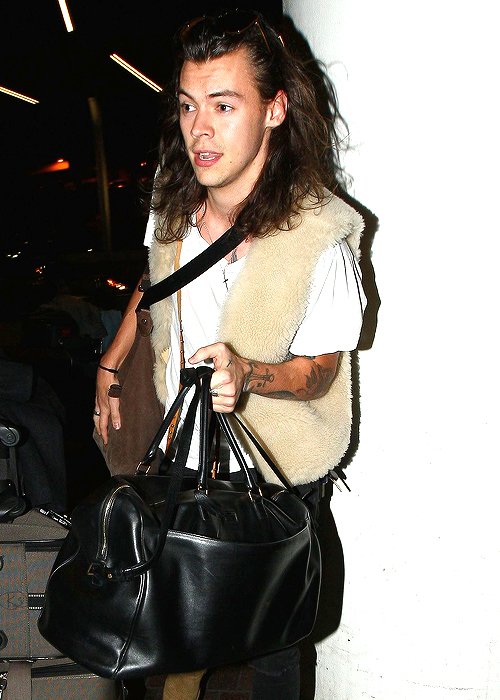 themodelspics's tweet photo. Harry Styles. #streetstyle https://t.co/hD8qmDrtGY