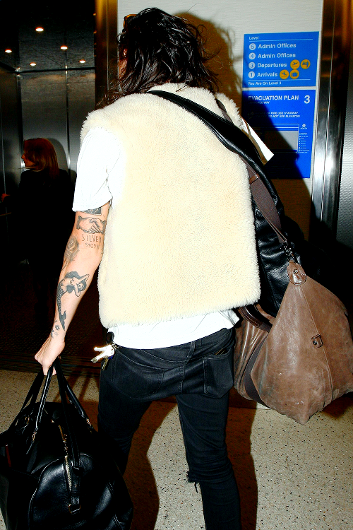 themodelspics's tweet photo. Harry Styles. #streetstyle https://t.co/hD8qmDrtGY