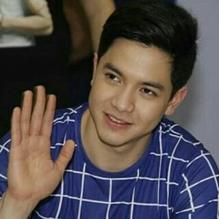 ALDENaticsMkt's tweet photo. Happy 5th year anniversary in showbiz Den, we love you to the moon and back! #ALDUBPromiseRing https://t.co/mxbWtlzQkL