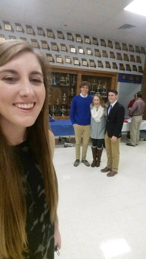 mad_urhahn's tweet photo. When no one asks you to be in the picture https://t.co/G3hGIJZItq