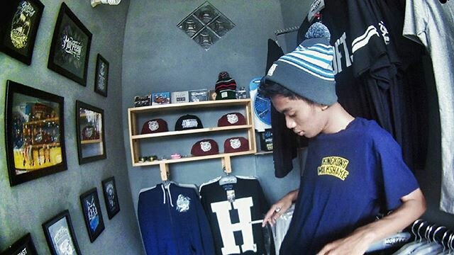 Pagi, buat yang lagi cari stuff asik buat tahun baru, bisa mampir ke @Morfeen13Mlg . Stuff kita nangkring disana :))