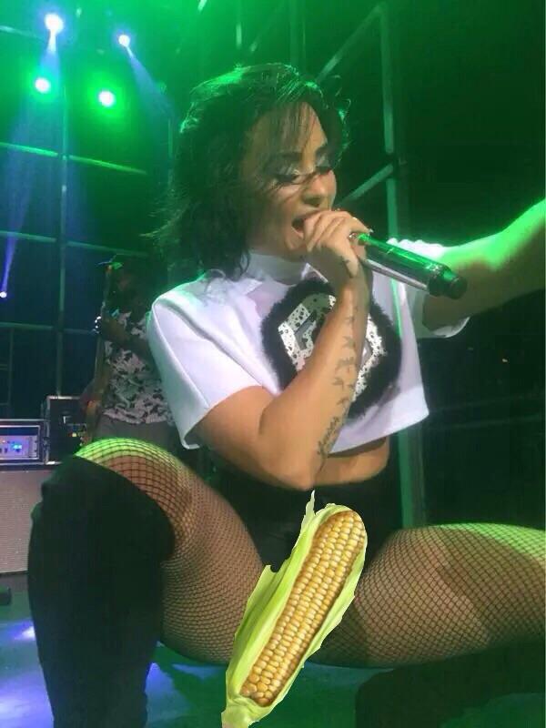 LSQUOTESS's tweet image. "a demi gosta é de esfregar o milho no bucetao"