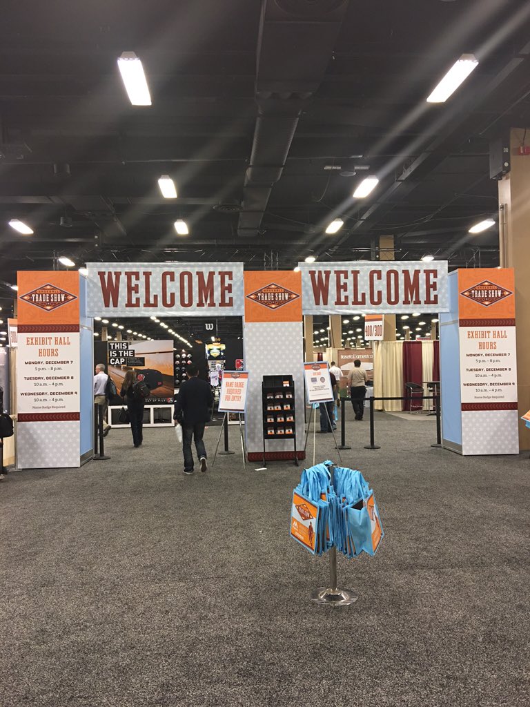 vallesports_'s tweet photo. Here at the MLB winter meetings trade show . Awesome #MLBWinterMeetings #MLB #nextprotraining #valletraininggloves https://t.co/wnmKLlqEAn