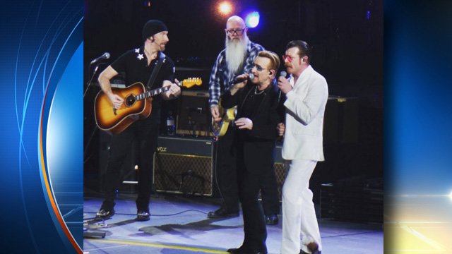 #BREAKING Eagles of Death Metal members appear with U2 in return to stage in Paris https://t.co/mZpRteegdc
