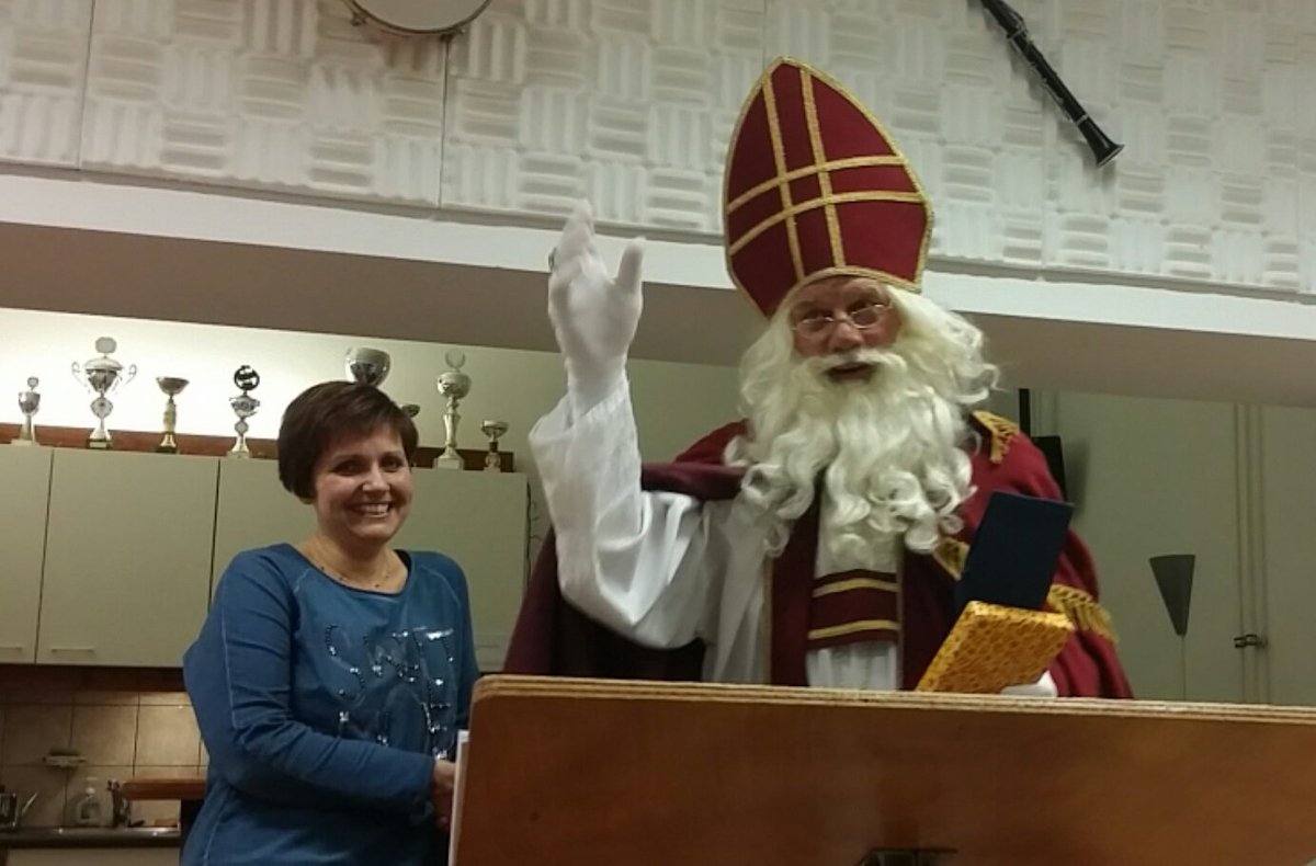 Claymor's tweet photo. De Sint kwam bij de Abcouder Harmonie.  Was even gastdirigent op ons jubileumconcert.  Hilarisch https://t.co/A1O4xnfq9F