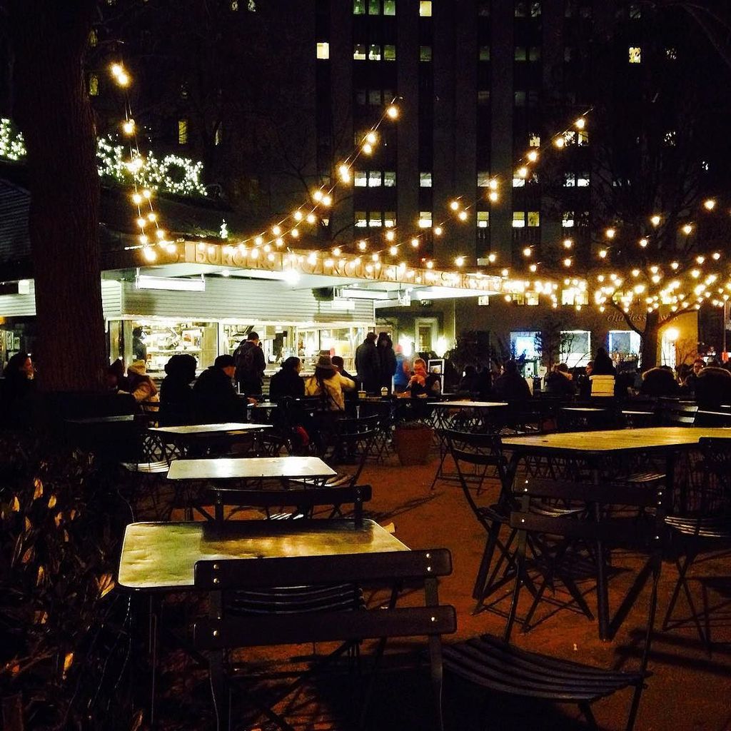 avelist's tweet photo. Who cares if it gets dark early when you can eat at a place like this! #shakeshack #nyc #a… https://t.co/0XyqKiLb6m https://t.co/xqLQl8hszD