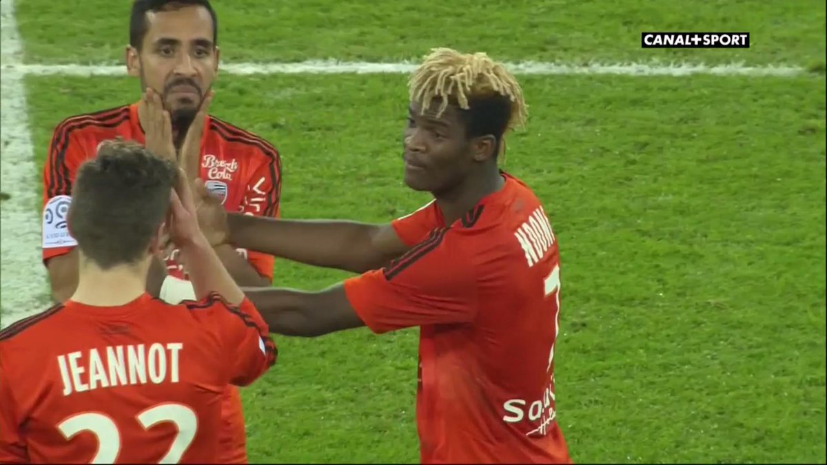 KingOfZeDay's tweet image. &quot;J&apos;arrive au McDo tranquille, le vendeur arrive il prend ma tête il la met dans le bac à frites !&quot; #Jplus1 #Cazarre