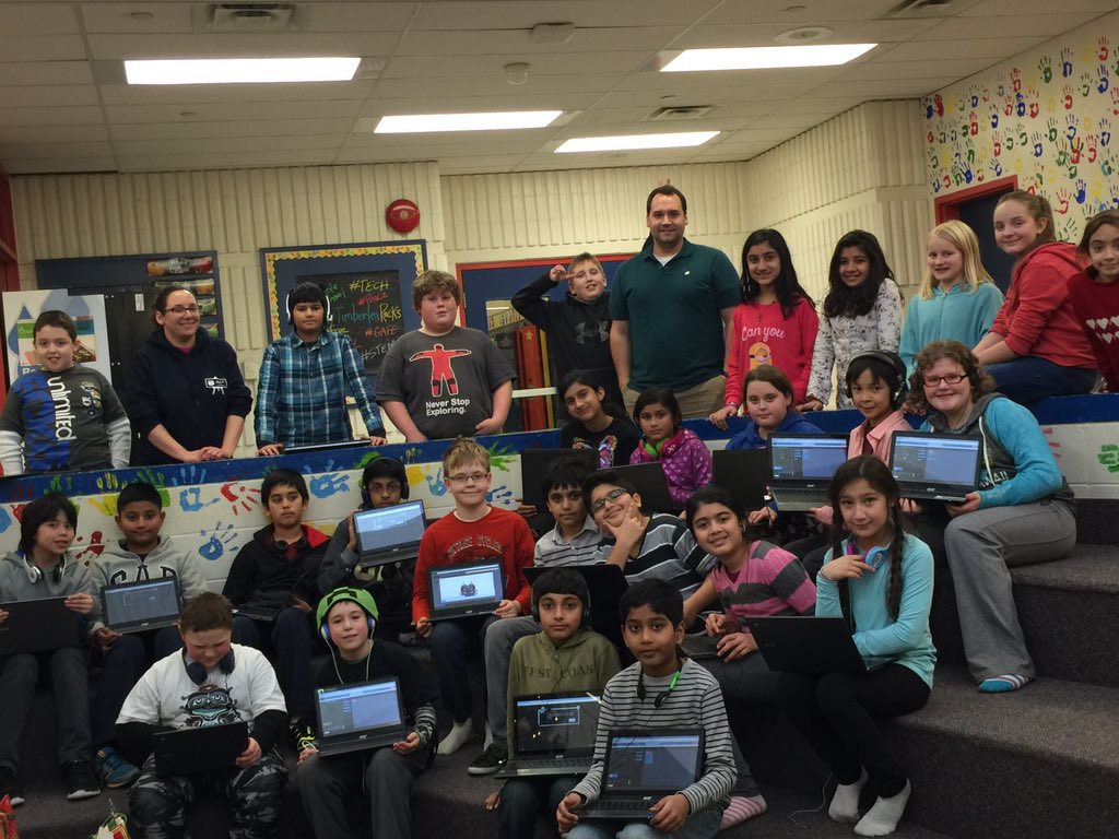 FMPSD's tweet image. @mrrutsclass leading #HourOfCode @TimberleaSchool today. @FMPSDTech #whyTimberlearocks #STEM #doingwhatsbestforkids