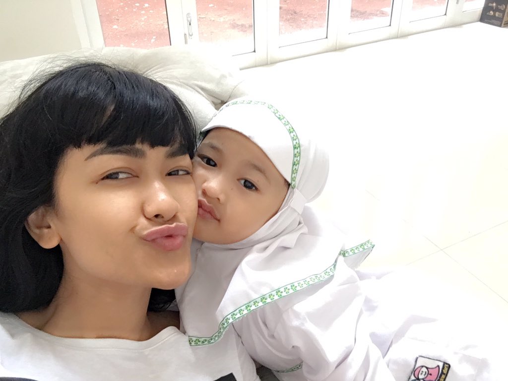 juliaperrez's tweet photo. Pagi sibuk urus anak2 mau sekolah.. Kimora sekolah..zavier jugaaa.. Resss yg urus emak nya tantenya cuma poto 😂 https://t.co/QXlGOrNtrT