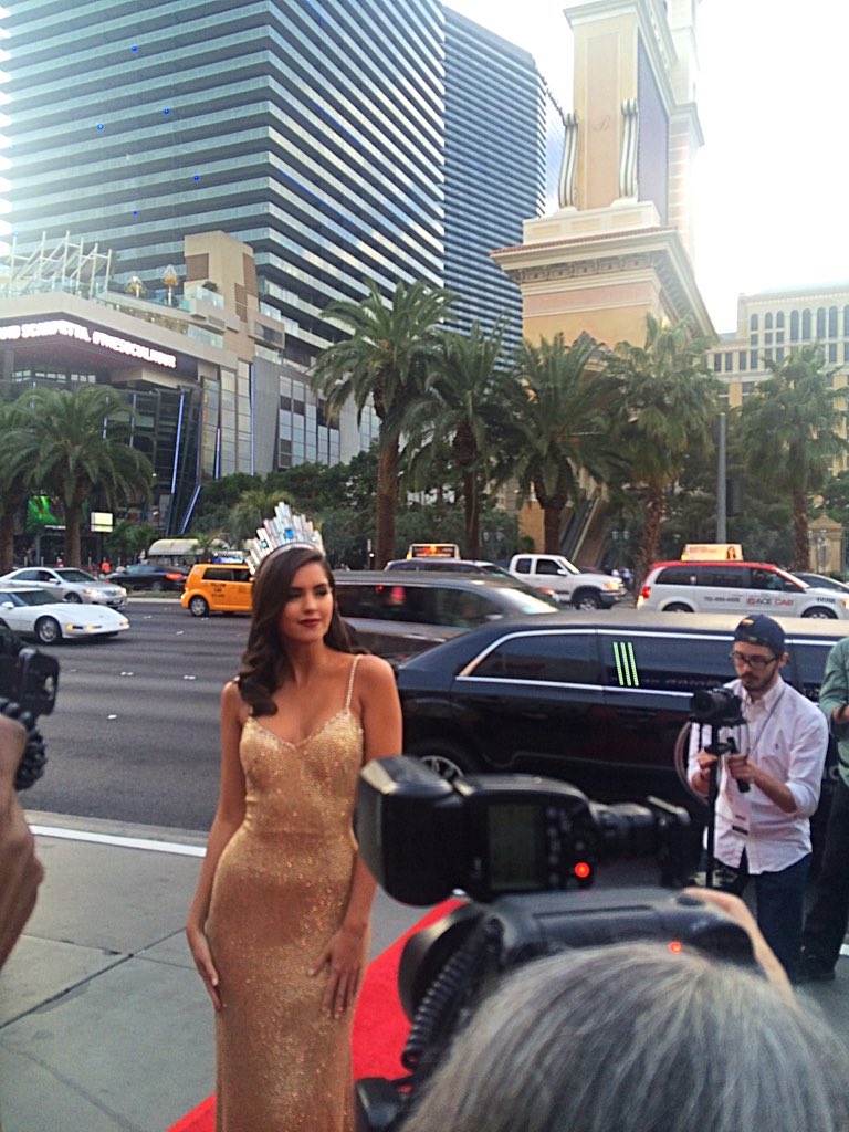 TOMEN AIRE!!! LLEGÓ MISS UNIVERSE PAULINA VEGA A LAS VEGAS! CVqYWjQU8AInjLP