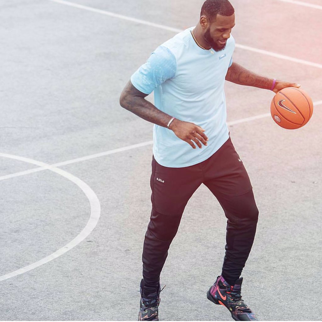 TeamLeBron___23's tweet photo. Congrats to #LeBron on his lifetime #Nike deal 👑💯🏀 https://t.co/HjOxLTrc6i