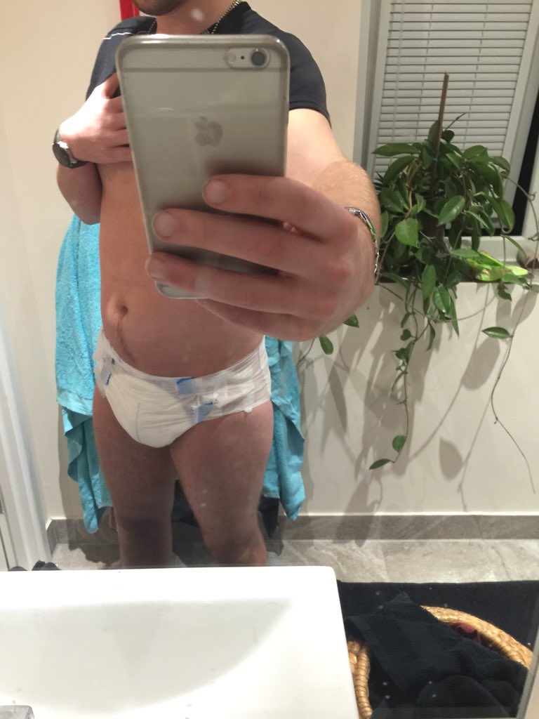 bedwetDL's tweet photo. #@bedwetDL is ready for bed all dry, let's see if I'm dry in the morning #DryOrWet #ABDL #bedwetter #backindiapers X https://t.co/tBVfwJNexY