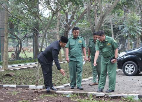 disperkimtan's tweet photo. Bpk Bupati Meninjau Penataan Taman Uncal dan Trotoar Taman 07122015 #salamsabilulungan @Kang_DN1  @InfoBdgKab https://t.co/FWDV5blXq8