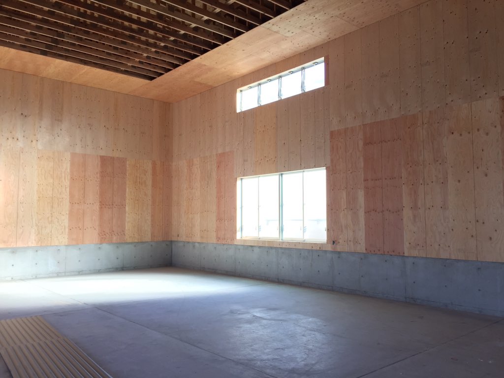 坂東幸輔 Pa Twitter 徳島県木材センター倉庫 内装に仕上げの構造用合板が全て貼られていました 家具や住宅のスケールだと荒々しい素材も 大きなスケールになるとビロードような柔らかい表情になるのが不思議 T Co Oayugkifbv