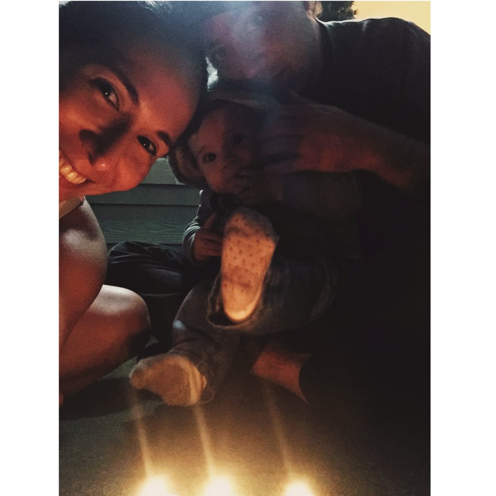 Xime_Aguilar's tweet photo. #UnaVelitaPor nuestra familia 🕯🕯🕯🕯 feliz noche para todos @diegobotero69 @daguilara @Leonightis_98 @yanirapuy https://t.co/POMEb3YzGk