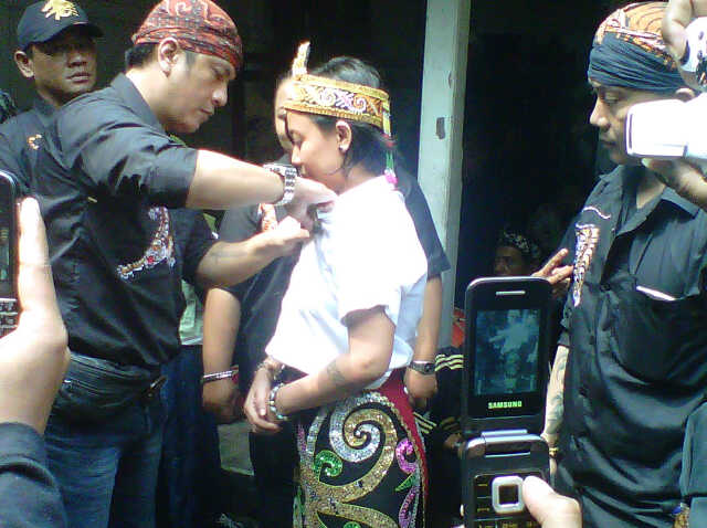 SUNDAWANI_PUSAT's tweet photo. Penyematan pin kehormatan kpd wkl.Ikatan Pemuda Dayak Kaltim oleh Sekjen Sundawani Kang Adit Barli https://t.co/XlOhSoyHa6