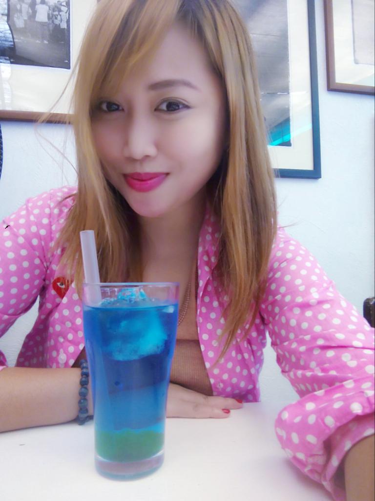 junowbabe's tweet photo. Almond Gulaman @Ketchup Baguio #selfie #pink #blue #junofied https://t.co/R9ksrDq7jj