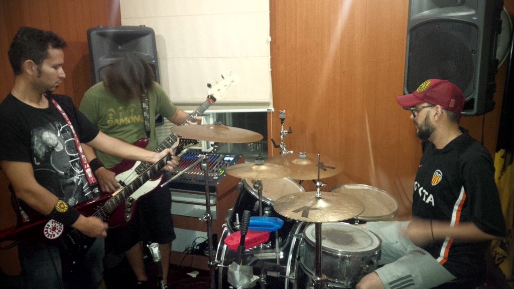 parasitosurbano's tweet photo. Lunes de Punk Rock. https://t.co/hj4u4sFfdi