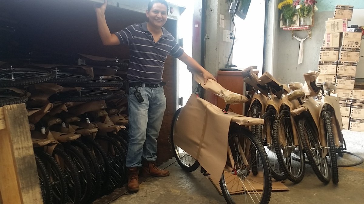 fraternahoy's tweet photo. Hoy salieron 80 bicicletas a sierra de Hidalgo @PonaRodar @bicicletasmonk @TELE_URBAN trabajando  por #niñosdemexico https://t.co/C126movRnB