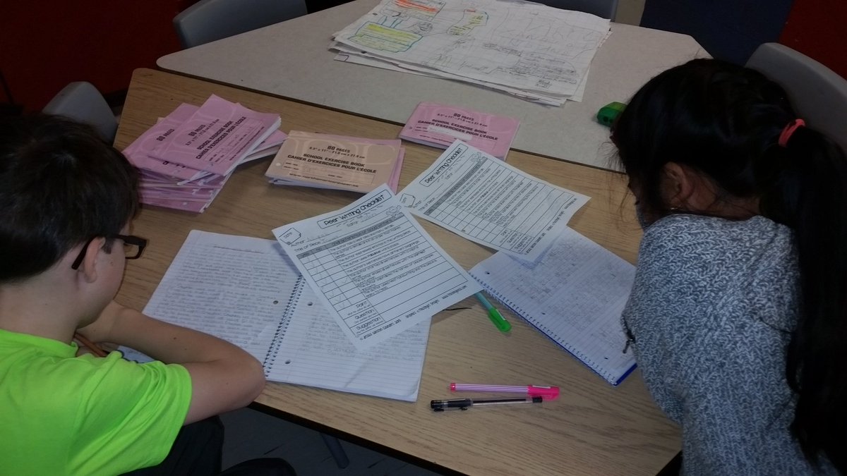 MsSpencerOCSB's tweet image. Working collaboratively to improve our Christmas Stories. #peerediting #learningfromoneanother #thewritingprocess