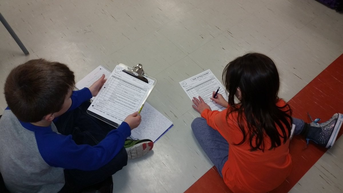 MsSpencerOCSB's tweet image. Working collaboratively to improve our Christmas Stories. #peerediting #learningfromoneanother #thewritingprocess